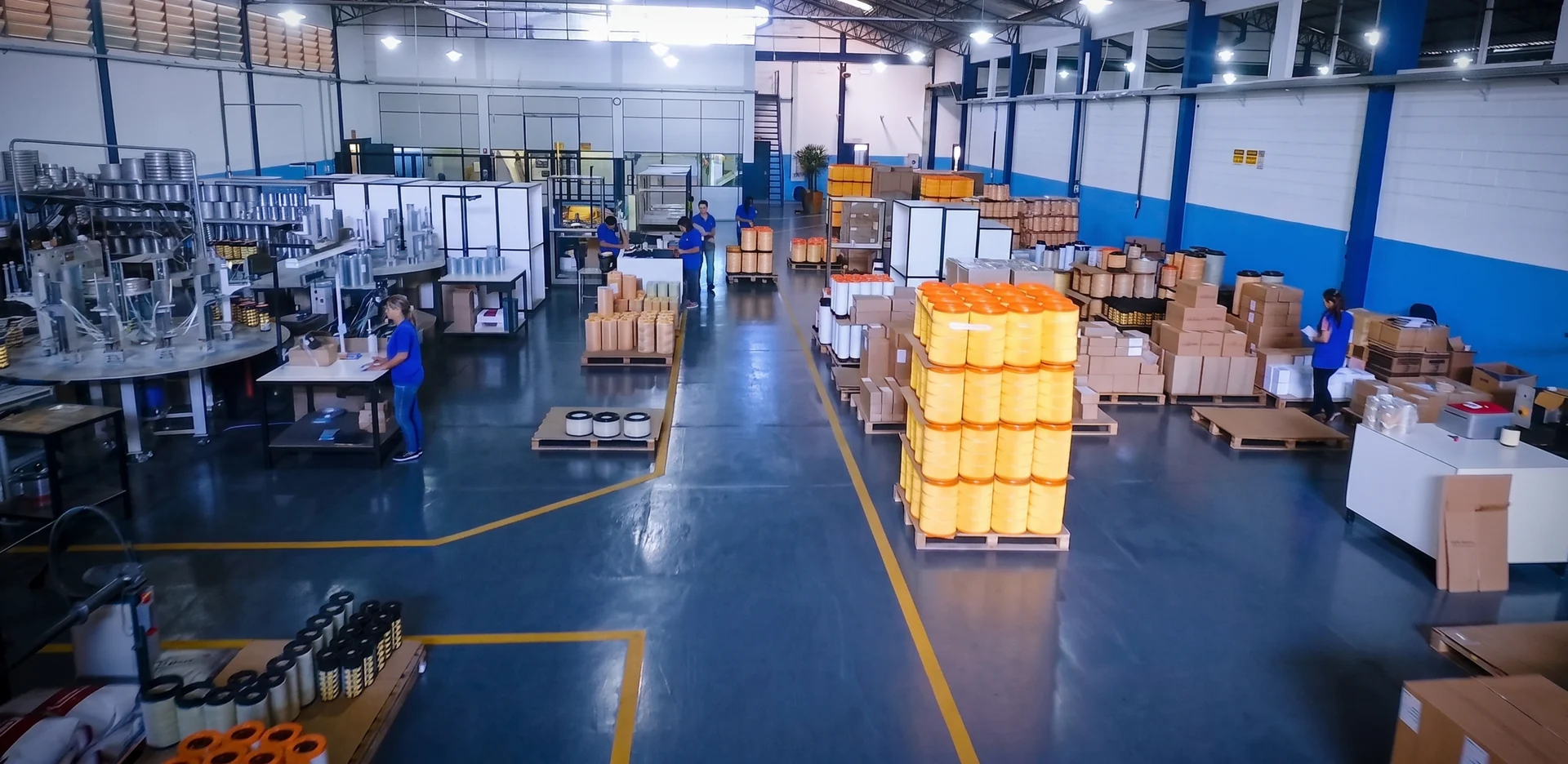 Área de produção da Automotiv do Brasil com filtros e embalagens