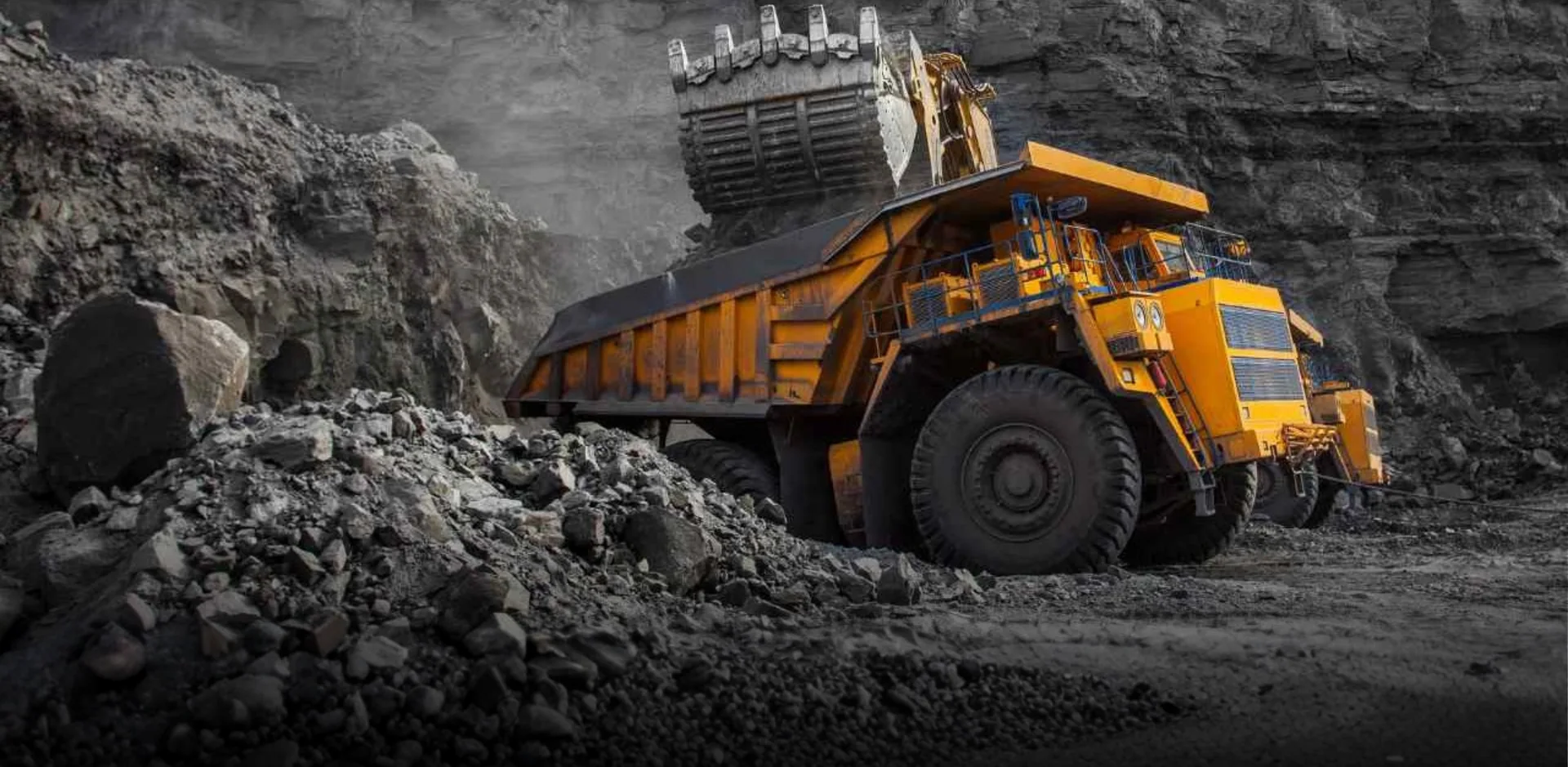 Caminhão pesado amarelo em uma operação de mineração